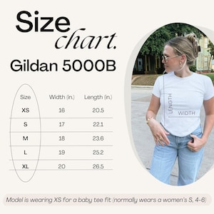 Puede incluir: Tabla de tallas de camiseta de beb&eacute; Gildan 5000B blanca con medidas en cm. Las tallas van de XS a XL, con anchos de 40.6 a 50.8 cm y largos de 52.1 a 67.3 cm. Una modelo lleva una XS.