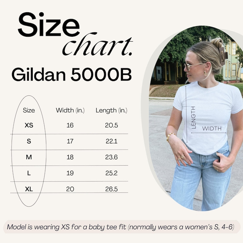 Puede incluir: Tabla de tallas de camiseta de beb&eacute; Gildan 5000B blanca con medidas en cm. Las tallas van de XS a XL, con anchos de 40.6 a 50.8 cm y largos de 52.1 a 67.3 cm. Una modelo lleva una XS.