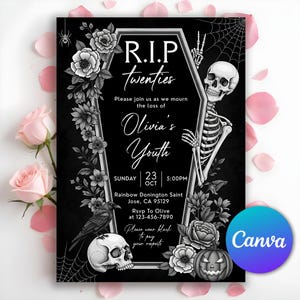 Peut inclure: Invitation en noir et blanc avec un cadre en forme de cercueil, des éléments floraux, un squelette et un corbeau. Le texte indique "R.I.P. twenties" et invite les invités à pleurer "Olivia's Youth" le 23 octobre. Une citrouille et un crâne sont également présents.