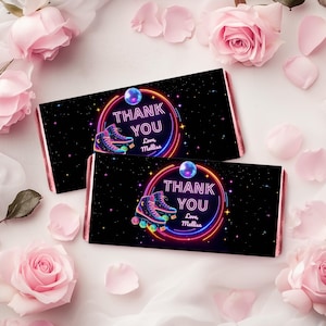Puede incluir: Dos envoltorios de barras de chocolate con fondo negro, con un diseño de neón con patines y las palabras "THANK YOU Love, Melissa". Rosas y pétalos rosas rodean las barras.