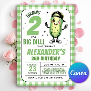 Peut inclure: Une invitation d'anniversaire avec une bordure à carreaux verts et blancs. L'invitation présente un cornichon de dessin animé portant une casquette à l'envers. Le texte comprend "Turning 2 is a Big Dill!" et les détails de l'anniversaire d'Alexander.