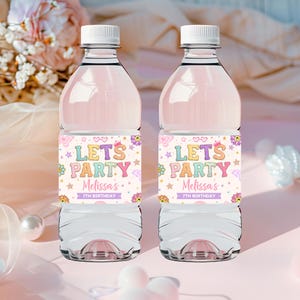 Etiqueta para botella de agua con letras de parche, etiqueta para botella con parche universitario, etiqueta para botella de jugo con cara sonriente, invitación para fiesta de chica con estilo retro, Canva editable