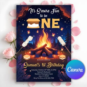 Könnte beinhalten: Eine Geburtstagseinladung mit Lagerfeuer-Thema. Das Design zeigt ein Lagerfeuer mit Marshmallows, Graham Crackers und dem Text "It's S'more Fun to be ONE". Die Einladung enthält Eventdetails und ein Canva-Logo.