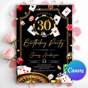 Può includere: Un invito per una festa di compleanno a tema casinò nero e oro. L'invito presenta il numero 30 in oro, carte da gioco, dadi e fiches da casinò. Il testo recita "Sei invitato a una festa di compleanno per i 30 anni".