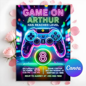 Op de afbeelding: Een neonkleurige videogamecontroller met een gloeiend nummer 8 in het midden. De tekst "GAME ON ARTHUR HAS REACHED LEVEL" staat bovenaan de uitnodiging. De uitnodiging is voor een verjaardagsfeest in een gamecenter op zaterdag 26 oktober van 17:00 tot 19:00 uur. RSVP naar Audrey op +123-456-7890.
