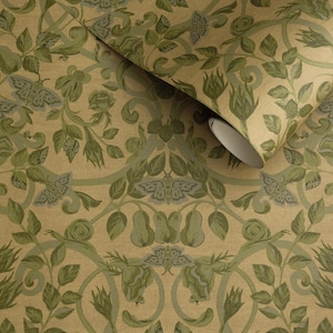 Könnte beinhalten: Tapetenrolle mit einem sich wiederholenden Muster aus grünen Blättern, Birnen und Motten auf beigem Hintergrund. Das Design hat eine Vintage- und botanische Ästhetik. Ein gerollter Teil der Tapete ist sichtbar.