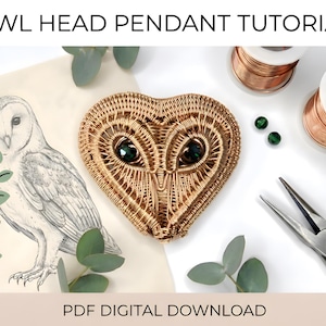 Peut inclure: Un pendentif en forme de cœur, en forme de hibou tissé de couleur or, avec des yeux en pierres précieuses vertes. L'image montre également une esquisse au crayon d'un hibou, des bobines de fil de cuivre, des perles vertes et des pinces. Le texte indique "OWL HEAD PENDANT TUTORIAL" et "PDF DIGITAL DOWNLOAD."