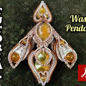 以下が含まれることがあります： 銀と銅の色合いの複雑なワイヤーワークが特徴の、ハチのデザインの手作りペンダント。ペンダントには、黄色と琥珀色の宝石が組み込まれています。画像には「Wasp Pendant」と「Tutorial」という文字が含まれています。