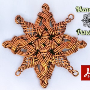 Puede incluir: Un colgante de mandala de alambre de cobre con un diseño de estrella. El colgante está sobre un fondo blanco con el texto "TUTORIAL" y "Mandala Pendant" en la imagen.