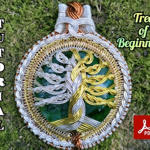 Op de afbeelding: Een draadgewikkelde hanger met een levensboomontwerp met een groene steen in het midden. De hanger is gemaakt van zilver, goud en koperdraad. De hanger is omgeven door mos en de tekst "Tree of Beginning" is zichtbaar in de rechterbovenhoek van de afbeelding.
