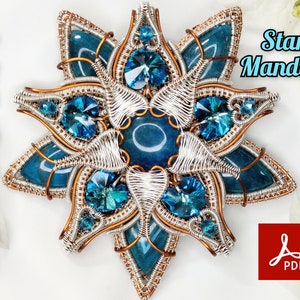 Peut inclure: Un mandala en forme d'étoile en fil métallique avec des pierres et des cristaux bleus. Le tutoriel est disponible en téléchargement PDF. Mandala étoile.