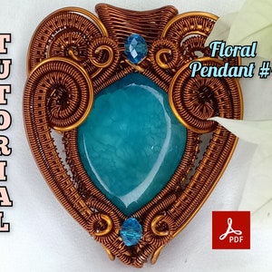 Może przedstawiać: Serce zawieszka owinięta miedzianym drutem z turkusowym kamieniem i niebieskimi kryształami. Zawieszka jest oznaczona jako "Floral Pendant #4" i "Tutorial".