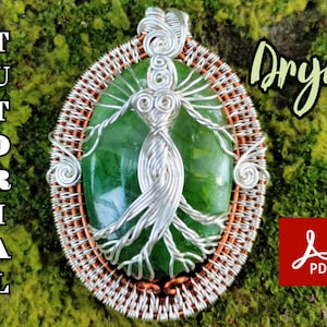 Puede incluir: Un colgante de alambre plateado envuelto alrededor de una piedra preciosa verde con un diseño de árbol. El colgante está rodeado por un marco de alambre de cobre.