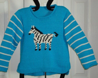Könnte beinhalten: Ein blauer Strickpullover mit weißen Streifen an den Ärmeln und einem Zebra-Motiv auf der Vorderseite.