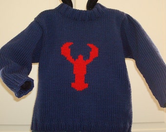 Könnte beinhalten: Ein blauer Strickpullover mit einem roten Hummer-Motiv auf der Vorderseite.