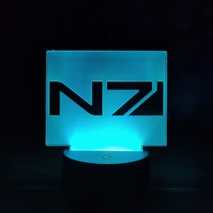 Luminária de mesa LED com logotipo N7 | Inspirada em Mass Effect | Presente para fãs | Decoração para sala de jogos por streaming