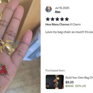 K&ouml;nnte beinhalten: Goldfarbener Taschenanh&auml;nger mit sechs dekorativen Anh&auml;ngern. Zu den Anh&auml;ngern geh&ouml;ren ein rosa Donut, eine Schildkr&ouml;te, eine bunte Blume, ein rotes Herz, eine Biene und ein Palmblatt. Der Taschenanh&auml;nger ist an einem goldenen Verschluss befestigt.