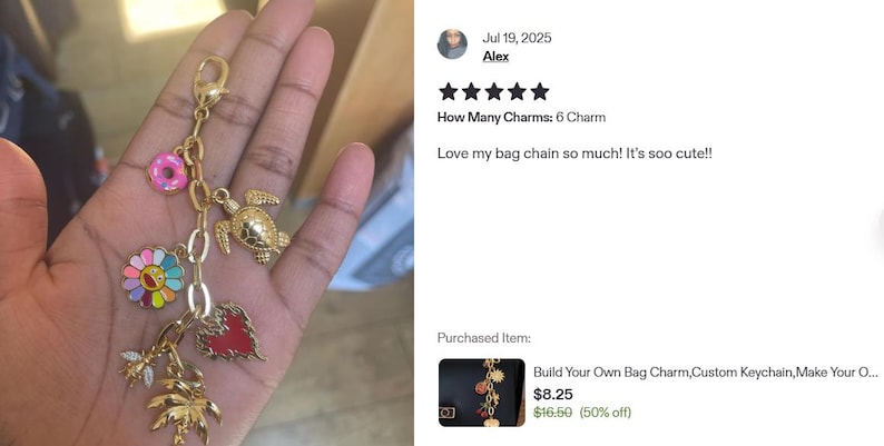 K&ouml;nnte beinhalten: Goldfarbener Taschenanh&auml;nger mit sechs dekorativen Anh&auml;ngern. Zu den Anh&auml;ngern geh&ouml;ren ein rosa Donut, eine Schildkr&ouml;te, eine bunte Blume, ein rotes Herz, eine Biene und ein Palmblatt. Der Taschenanh&auml;nger ist an einem goldenen Verschluss befestigt.