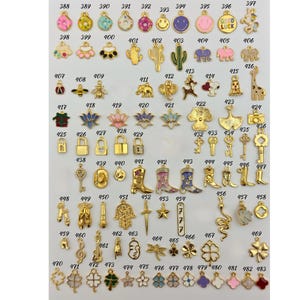 K&ouml;nnte beinhalten: Eine Sammlung goldfarbener Charms in verschiedenen Formen, darunter Smiley-Gesichter, Tiere, Schl&uuml;ssel, Stiefel und Blumen. Die Charms sind in Reihen und Spalten angeordnet und zeigen eine Vielzahl von Designs f&uuml;r die Schmuckherstellung oder das Basteln.