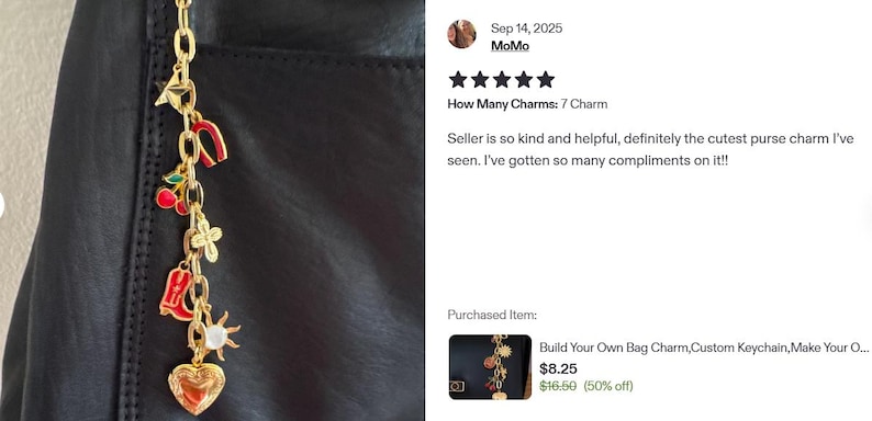 K&ouml;nnte beinhalten: Eine goldfarbene Charm-Kette mit verschiedenen Anh&auml;ngern, darunter ein Hufeisen, eine Kirsche, ein Kleeblatt, ein Stiefel, eine Sonne und ein herzf&ouml;rmiges Medaillon. Die Kette ist an einer schwarzen Oberfl&auml;che befestigt. Die Charms haben rote, wei&szlig;e und goldene Akzente.
