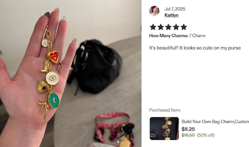 K&ouml;nnte beinhalten: Ein goldfarbenes Charm-Armband mit sieben dekorativen Charms. Zu den Charms geh&ouml;ren ein Herz mit dem Text "Sweet", ein Cowboy-Stiefel, ein Auge, ein Herz, eine Schleife und ein Charm mit dem Buchstaben "K". Die Charms sind an einer goldenen Kette befestigt.