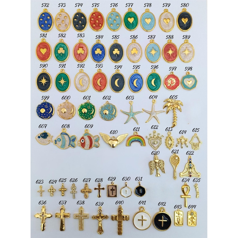 K&ouml;nnte beinhalten: Eine Sammlung goldfarbener Anh&auml;nger mit verschiedenen Designs, darunter Herzen, Kleebl&auml;tter, Sterne, Kreuze und Himmelsmotive. Die Anh&auml;nger sind oval, rund und in anderen Formen gehalten, mit farbigen Emaille-Akzenten.