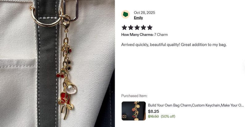 K&ouml;nnte beinhalten: Goldfarbener Taschenanh&auml;nger mit Kette und mehreren dekorativen Elementen. Der Anh&auml;nger enth&auml;lt rote Akzente, eine Kunstperle und eine Schleife. Er ist an einem goldfarbenen Verschluss befestigt, der vor einem wei&szlig;en Stoffhintergrund h&auml;ngt.