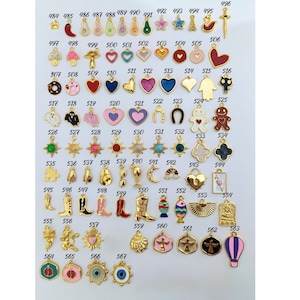 K&ouml;nnte beinhalten: Eine Sammlung goldfarbener Charms mit verschiedenen Designs, darunter Herzen, Sterne, Stiefel und Lebensmittel. Die Charms sind in Reihen und Spalten angeordnet und zeigen eine Vielzahl von Formen und Farben, geeignet f&uuml;r die Schmuckherstellung.