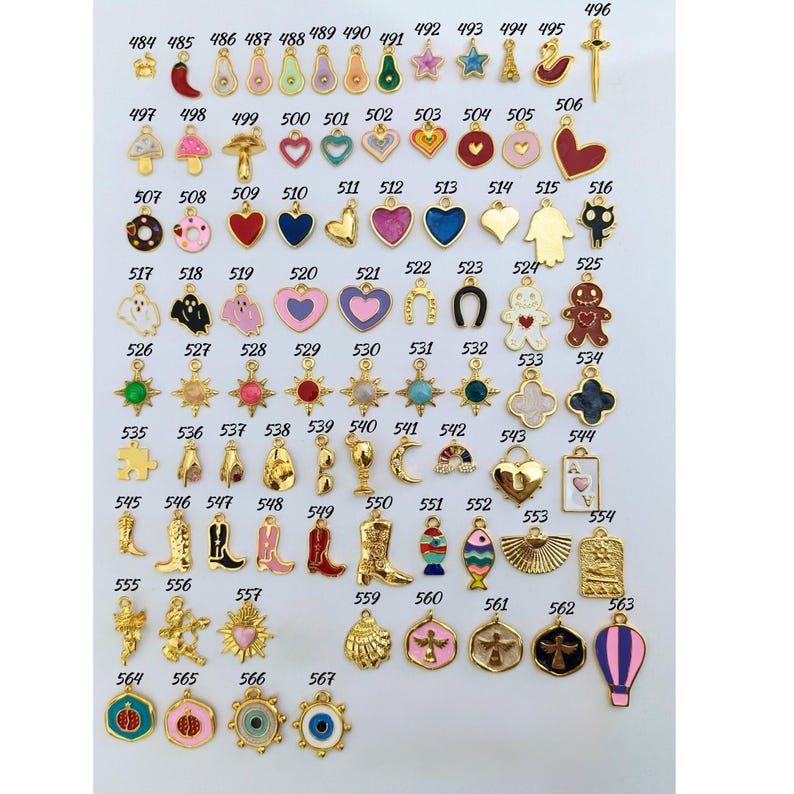K&ouml;nnte beinhalten: Eine Sammlung goldfarbener Charms mit verschiedenen Designs, darunter Herzen, Sterne, Stiefel und Lebensmittel. Die Charms sind in Reihen und Spalten angeordnet und zeigen eine Vielzahl von Formen und Farben, geeignet f&uuml;r die Schmuckherstellung.