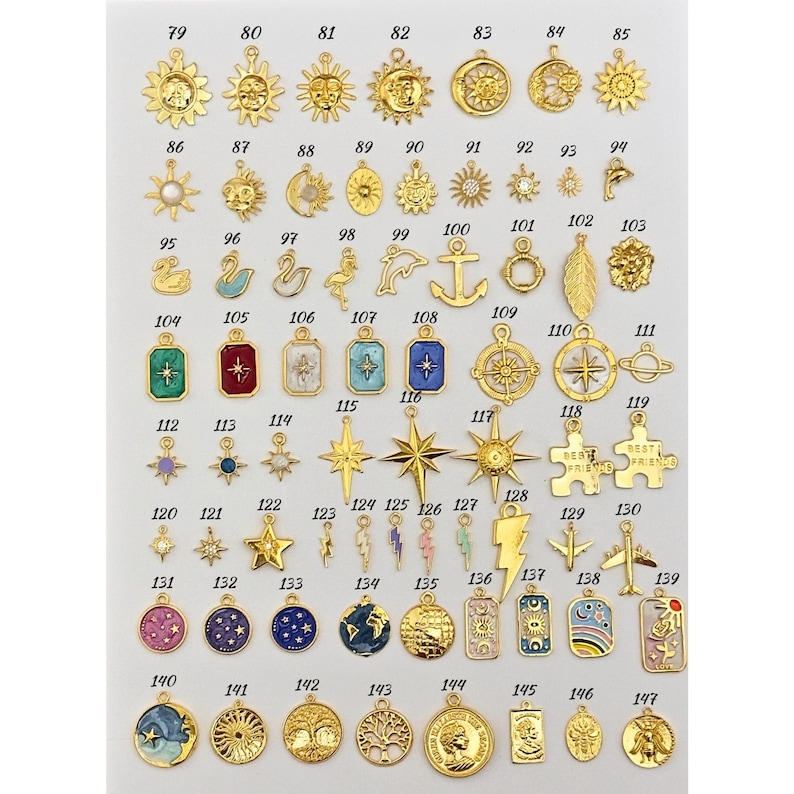 K&ouml;nnte beinhalten: Eine Sammlung goldfarbener Charms und Anh&auml;nger, darunter Sonnen, Monde, Sterne und verschiedene Formen. Einige Charms weisen farbige Emaille-Details auf. Das Bild zeigt eine Vielzahl von Designs, geeignet f&uuml;r Schmuckherstellung oder Basteln.