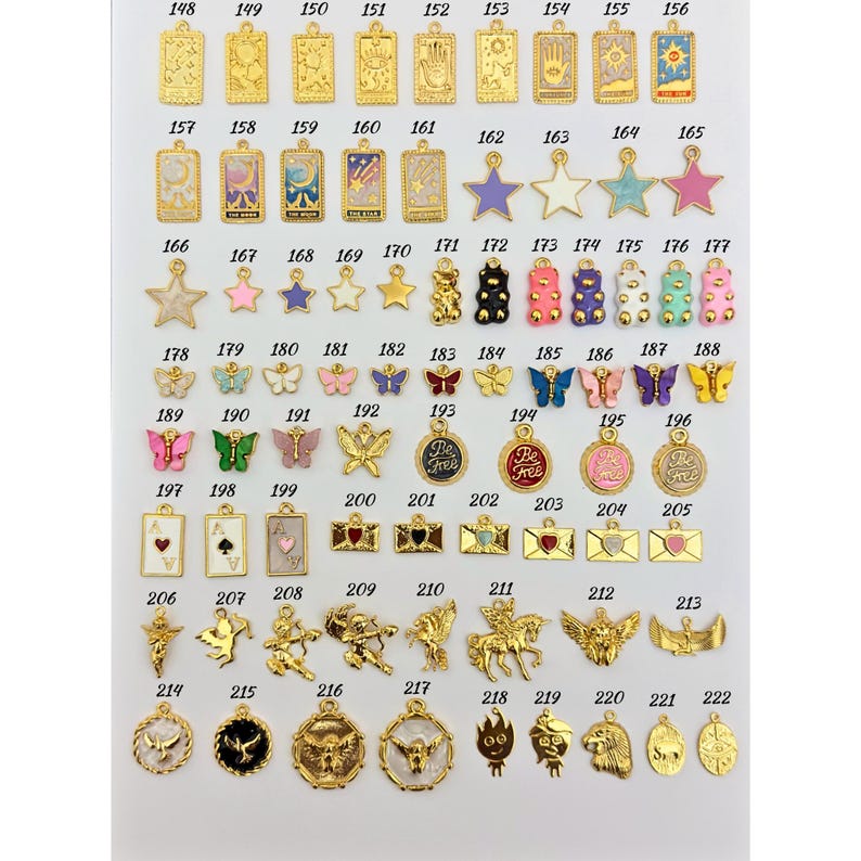 K&ouml;nnte beinhalten: Eine Sammlung goldfarbener Charms und Anh&auml;nger, darunter Tarotkarten-Designs, Sterne, Schmetterlinge und herzf&ouml;rmige Umschl&auml;ge. Einige Charms haben farbige Emaille-Akzente. Das Bild enth&auml;lt die Nummern von 148 bis 222.