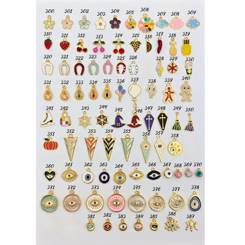 K&ouml;nnte beinhalten: Eine Sammlung goldfarbener Charms mit verschiedenen Designs, darunter Blumen, Fr&uuml;chte und Symbole. Die Charms sind von 300 bis 387 nummeriert und bieten eine gro&szlig;e Auswahl f&uuml;r die Schmuckherstellung oder das Basteln. Das Bild zeigt eine Vielzahl von Formen und Stilen.