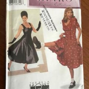 Puede incluir: Patrón de costura vintage para un vestido retro con dos estilos diferentes. El patrón presenta un vestido negro con un escote de corazón y un vestido rojo floral con un escote en V. El patrón es de la colección The Bella Lacy.