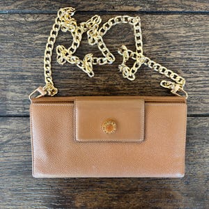 Cartera grande triple de piel color canela de Bvlgari