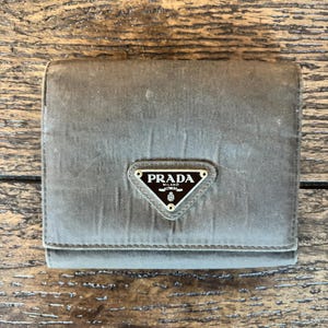 Cartera Prada vintage de tres pliegues en piel y satén marrón oscuro