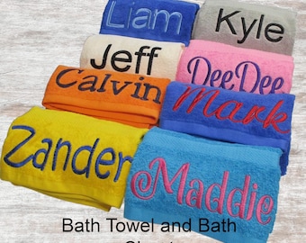 Op de afbeelding: Een stapel kleurrijke badhanddoeken met geborduurde namen, waaronder Liam, Jeff, Calvin, Dee Dee, Mark, Zander en Maddie. Badhanddoek en badlaken.