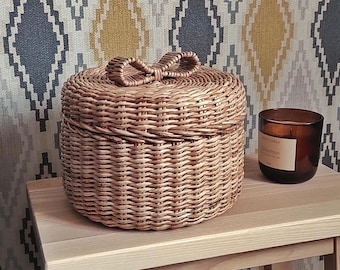 Ronde opbergmand. Rieten snuisterijdoos met deksel. Decoratieve doos met deksel