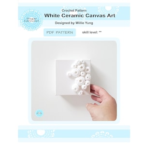 Op de afbeelding: Witte keramische canvas art met een gehaakt ontwerp. Het ontwerp is een cluster van witte gehaakte cirkels.