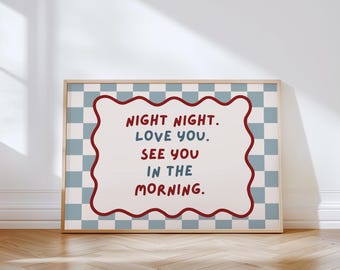 Puede incluir: Una impresión artística enmarcada con un marco de madera clara. La impresión presenta un fondo blanco con un borde ondulado rojo. El texto "NIGHT NIGHT. LOVE YOU. SEE YOU IN THE MORNING." está en rojo y azul. El fondo es un patrón de tablero de ajedrez azul y blanco.