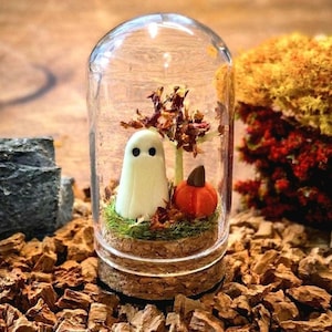 Lichtgevende spookminiatuur van polymeerklei – griezelige Halloween-decoratie voor een glazen stolp