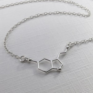 Collar de serotonina de plata de ley Molécula de serotonina, joyería científica, joyería química, collar de moléculas imagen 7