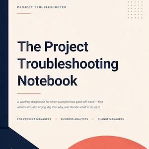 以下が含まれることがあります： クリーム色の背景に濃い青色のテキストでProject Troubleshooter、The Project Troubleshooting Notebook、およびプロジェクト診断に関するサブタイトルが記載された正方形のノートブックの表紙。オレンジ色のアクセントとグリッドパターンが含まれています。