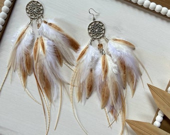 Pendientes de plumas atrapasueños con delicadas plumas beige y blancas – Joyería llamativa Boho Chic