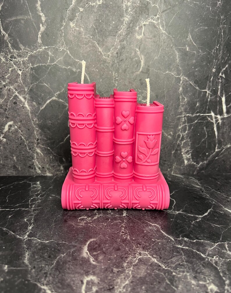 Book Candle – Handmade Book Candle – Gift for Readers & Book Lovers – Aesthetic Home Decor – Bookish Candle – Literary Gift Himbeer-Rot