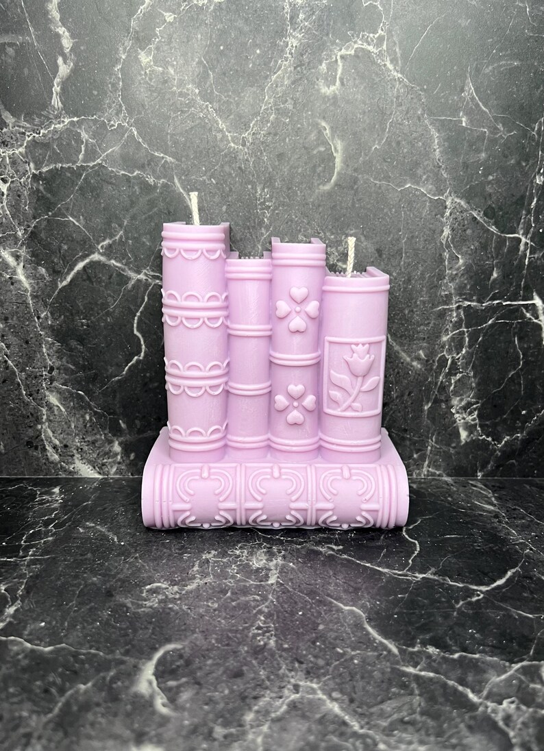 Book Candle – Handmade Book Candle – Gift for Readers & Book Lovers – Aesthetic Home Decor – Bookish Candle – Literary Gift Pastell-Violett