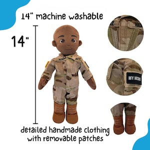 K&ouml;nnte beinhalten: Eine 35,5 cm gro&szlig;e Pl&uuml;schpuppe mit braunem Teint in einer milit&auml;rischen Tarnuniform. Die Uniform hat ein Namensschild mit der Aufschrift DADDY und einen abnehmbaren Aufn&auml;her am &Auml;rmel mit der Aufschrift MY HERO. Die Puppe ist maschinenwaschbar.
