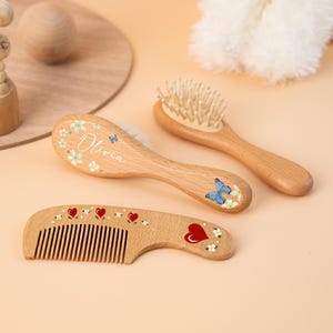 パーソナライズされたベビーヘアブラシ、木製ブラシセット、フラワーベビーヘアブラシ、柔らかい毛のブラシ、木製ヘアブラシ、カスタムベビーコーム、新米の親へのギフト