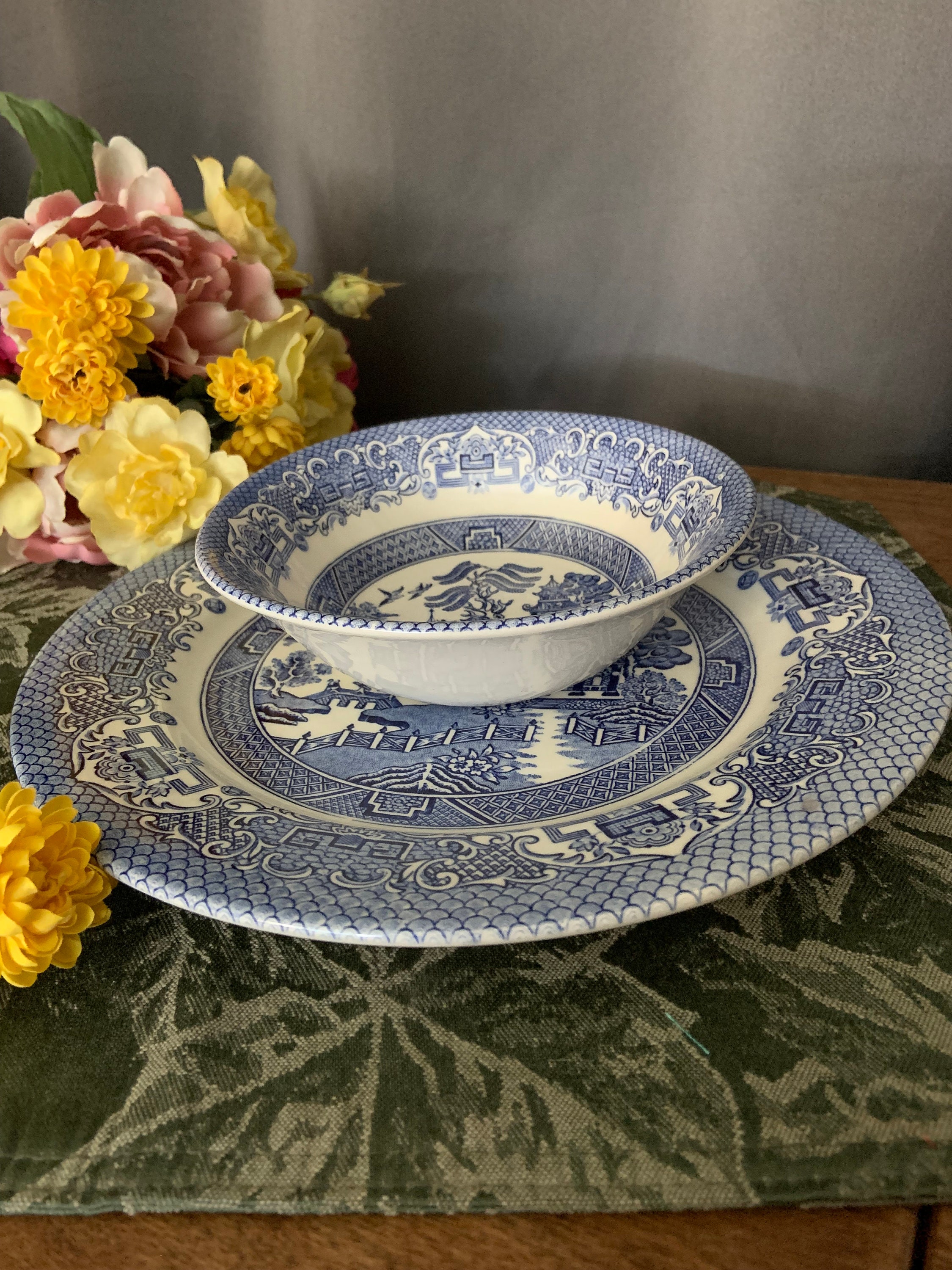 ヴィンテージ ブルー ウィロー ディナー プレートまたはサラダ ボウル