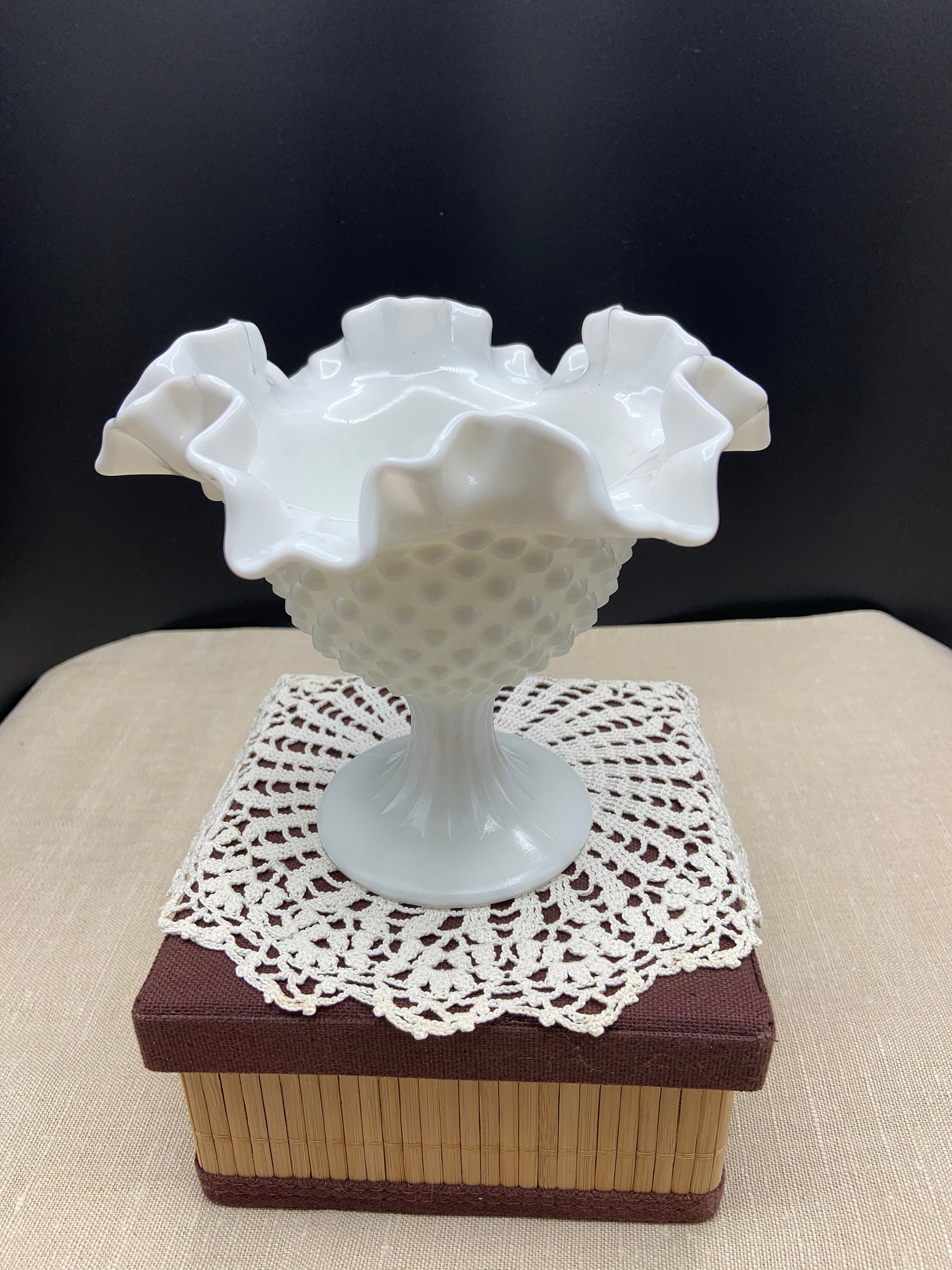 ヴィンテージ フェントン ミルクガラス ホブネイル フット付き