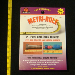 Règle adhésive Metri-Rule™ pour l'artisanat, la couture, le quilting et la fabrication de cartes.